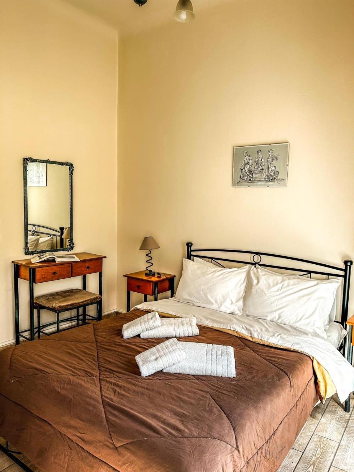 Central 9 Rooms Ermoupoli Room photo