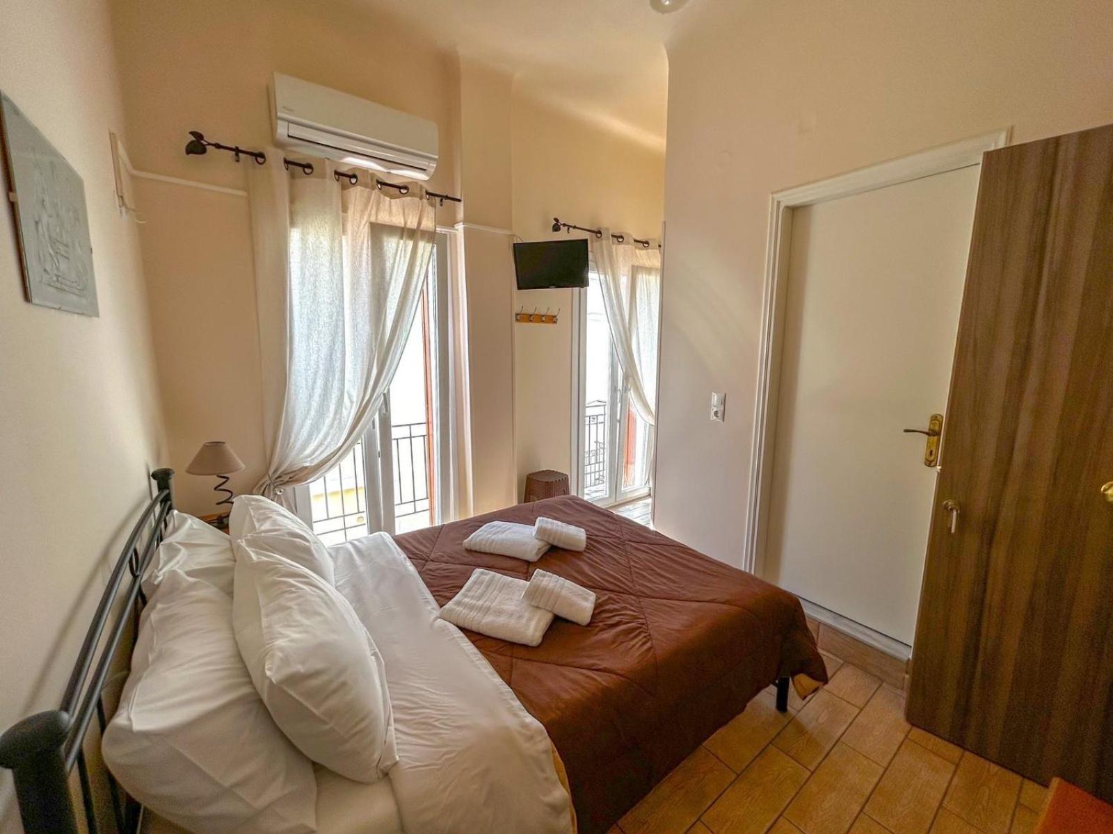 Central 9 Rooms Ermoupoli Room photo