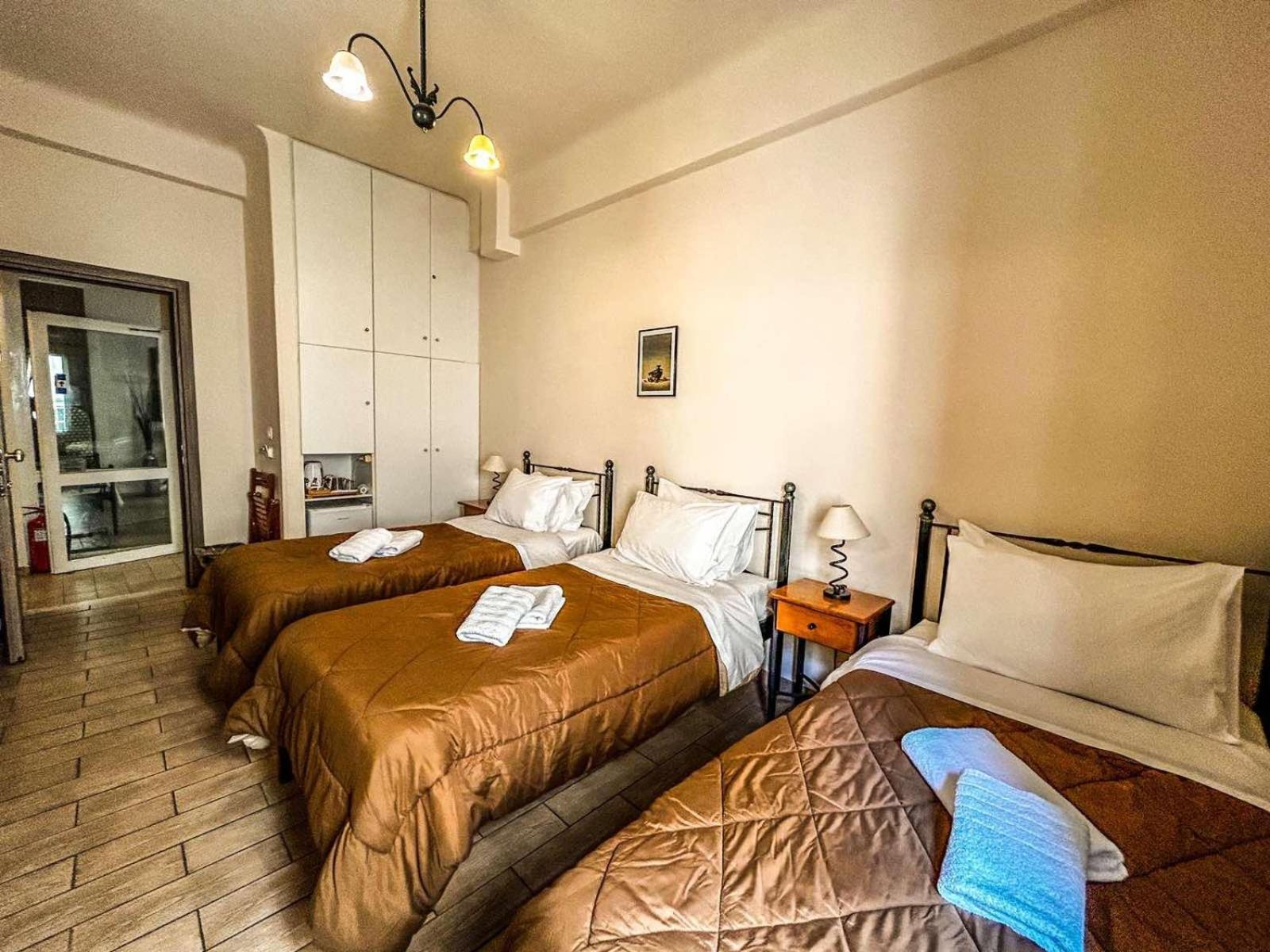 Central 9 Rooms Ermoupoli Room photo
