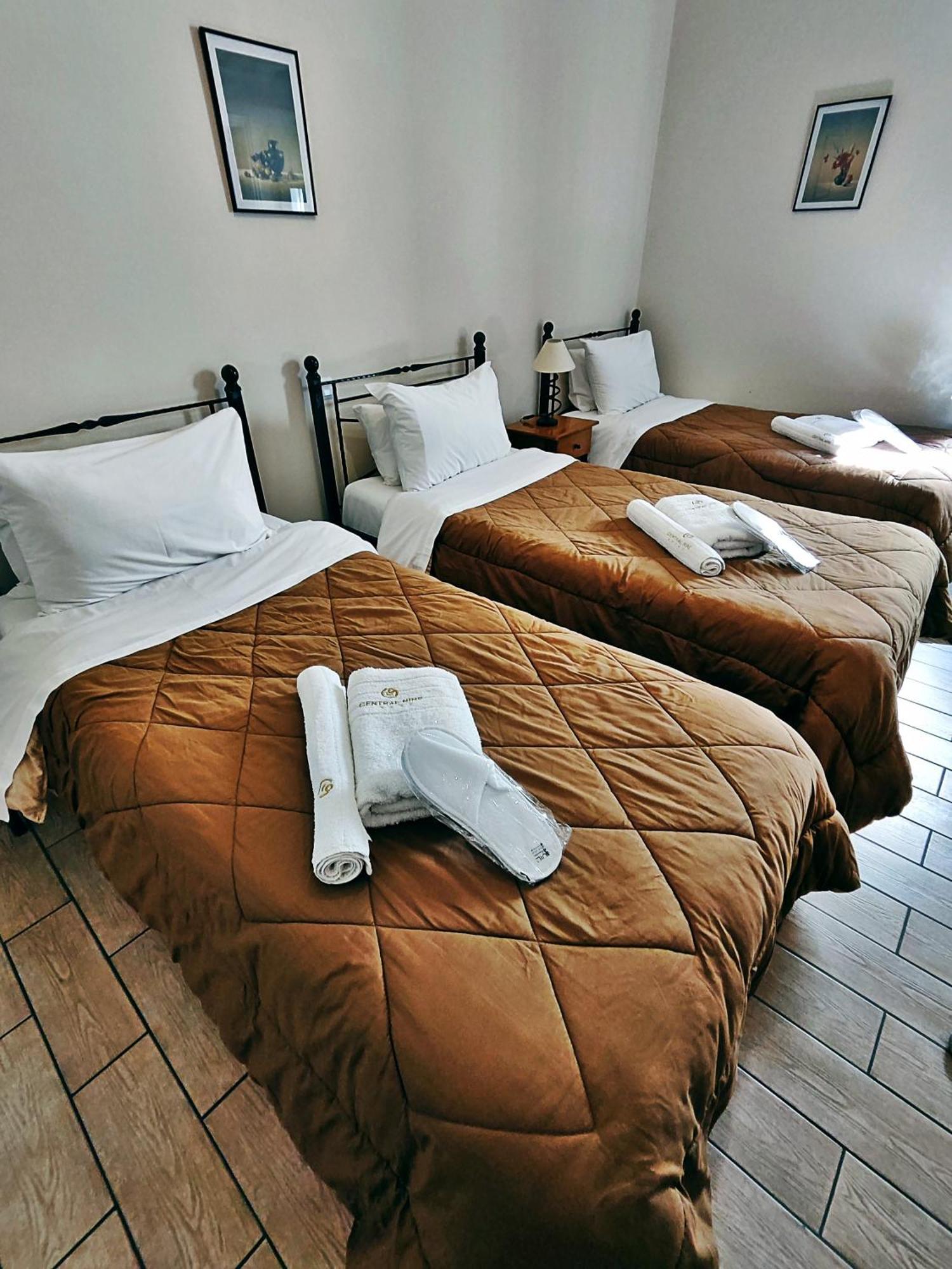 Central 9 Rooms Ermoupoli Room photo